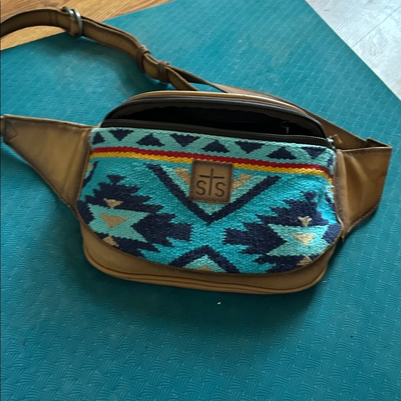 STS Ranchwear Mojave Sky Crossbody Bag - Blue and Brown - Picture 2 of 9
